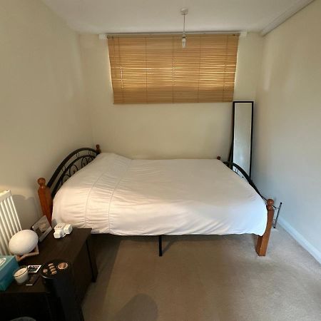 Cozy Room In Shared Home Near Canary Wharf London Bagian luar foto