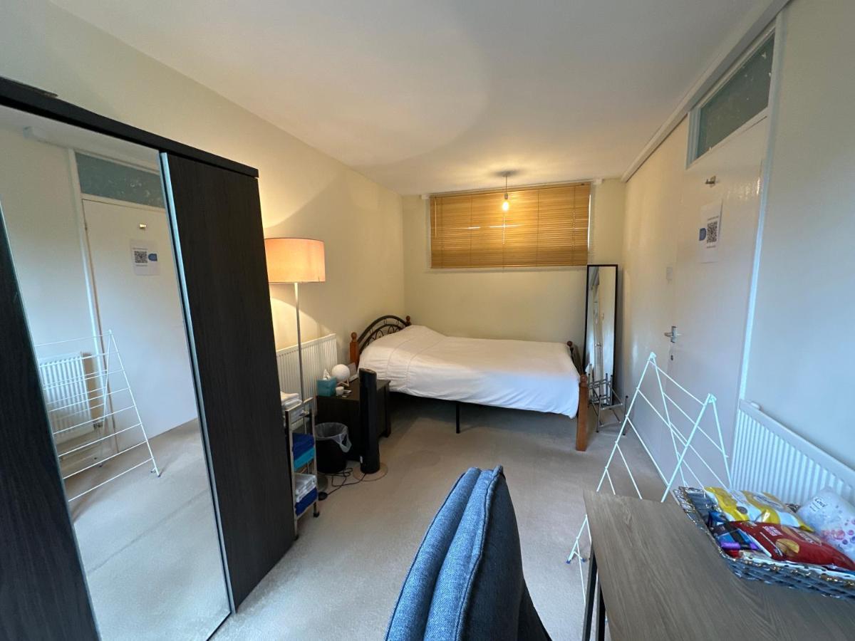 Cozy Room In Shared Home Near Canary Wharf London Bagian luar foto